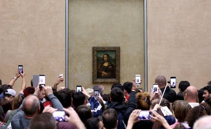 Visitantes do Museu do Louvre, em Paris, fotografam 'A Gioconda', em imagem do ano passado