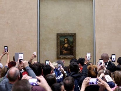 Visitantes do Museu do Louvre, em Paris, fotografam 'A Gioconda', em imagem do ano passado