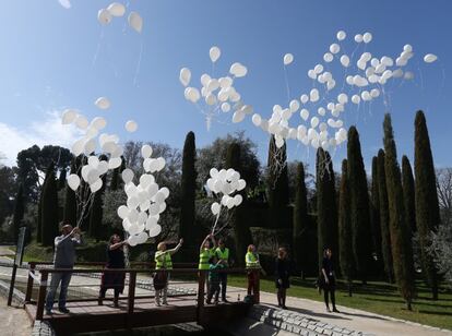 Suelta de globos de aire frente al monumento de las víctimas en el Parque del Retiro durante el homenaje.