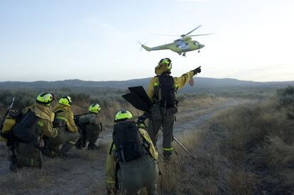 Brigada helitransportada intervienen contra un incendio forestal en Oimbra, en agosto del a&ntilde;o pasado. / NACHO G&Oacute;MEZ