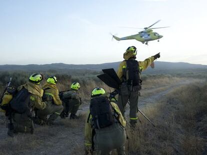 Brigada helitransportada intervienen contra un incendio forestal en Oimbra, en agosto del a&ntilde;o pasado. / NACHO G&Oacute;MEZ