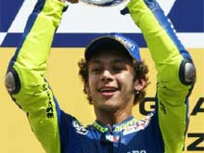 El piloto italiano celebra la victoria en el podio, al que también subieron Gibernau y Biaggi.