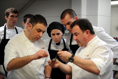 Berasategui (derecha) y Cabrera, junto a varios alumnos de la Escuela Silken de Alimentos y Bebidas, en el restaurante del primero en Lasarte.