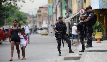 Policiais na favela da Maré.