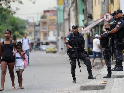 Policiais na favela da Maré.