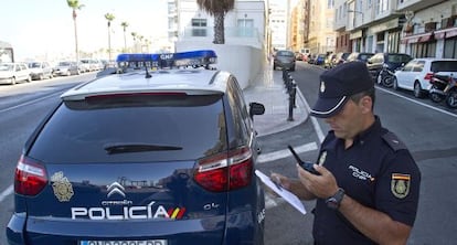 Un agente de policía de la Udyco, en Cádiz.