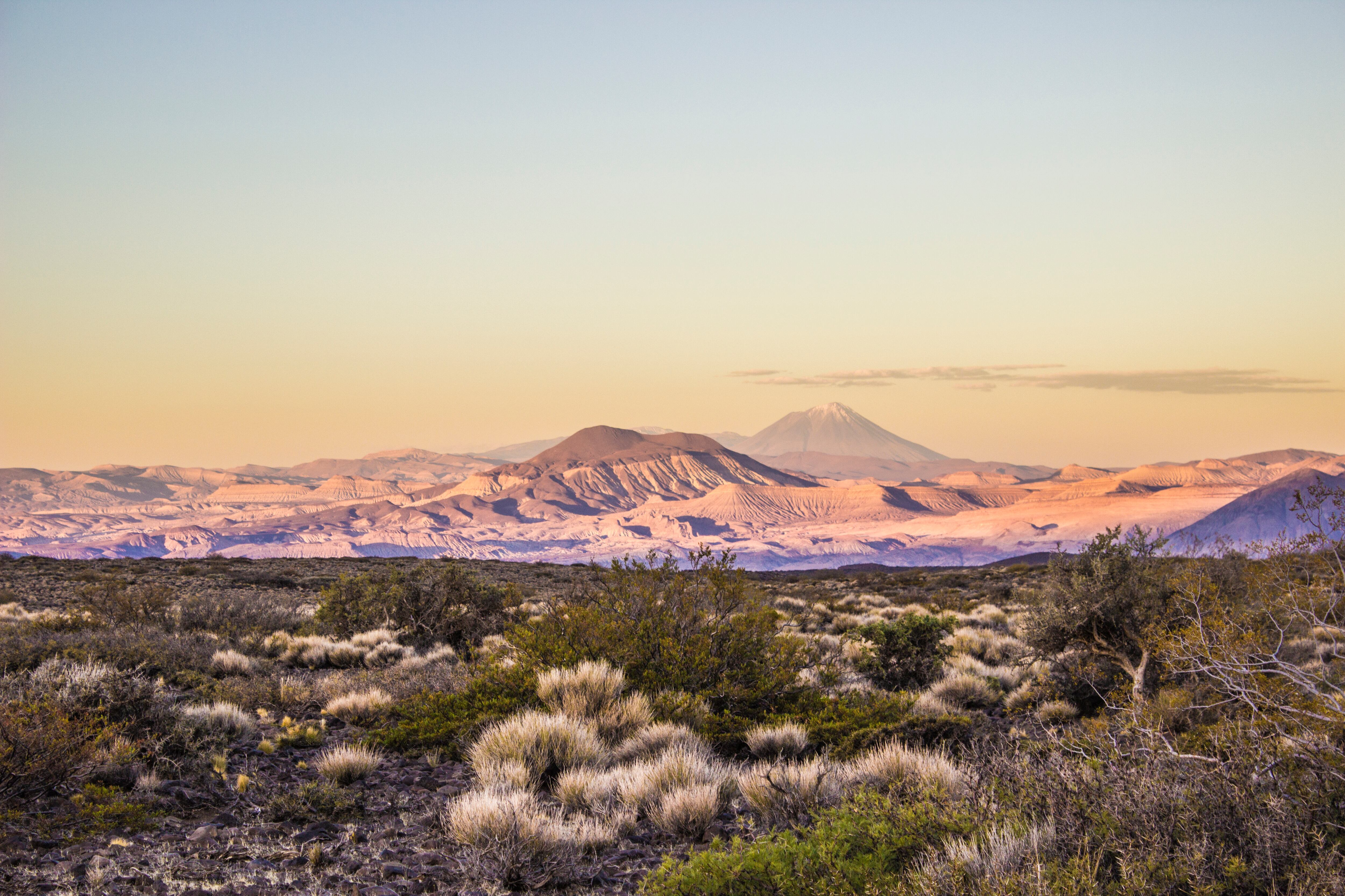 El desierto volcánico de alrededor de la cueva.