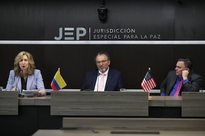Beth Van Schaack, embajadora de los Estados Unidos para la justicia penal mundial; Roberto Carlos Vidal López, presidente de la JEP; y Francisco L. Palmieri, embajador de Estados Unidos en Bogotá, durante una rueda de prensa de la JEP en Bogotá, el 4 de mayo de 2023.