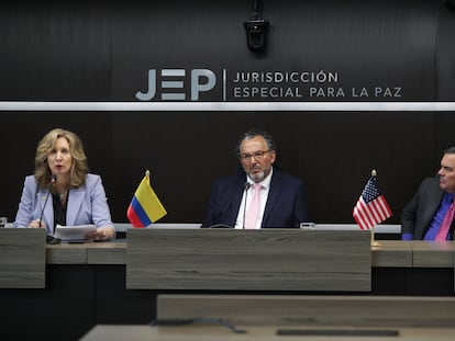 Beth Van Schaack, embajadora de los Estados Unidos para la justicia penal mundial; Roberto Carlos Vidal López, presidente de la JEP; y Francisco L. Palmieri, embajador de Estados Unidos en Bogotá, durante una rueda de prensa de la JEP en Bogotá, el 4 de mayo de 2023.