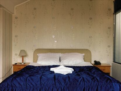Habitaci&oacute;n de un hotel de Skopje (Macedonia), donde estuvo un detenido por la CIA 23 d&iacute;as atado a la cama.