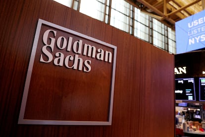 El logo de Goldman Sachs en el parqué de la Bolsa de Nueva York.