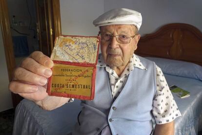 Antonio Asensio, de 99 años, muestra su carné de las Juventudes Socialistas. / P. M.