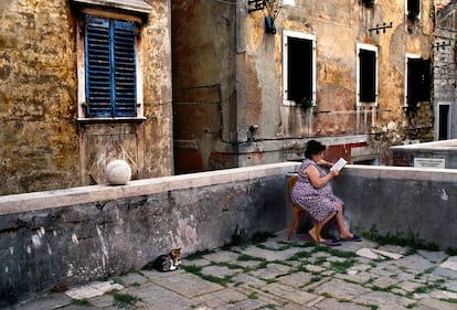 Mujer lee en la antigua Yugoslavia