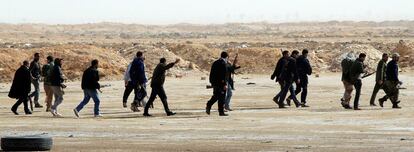Hombres armados caminan en las afueras de la localidad de Ajdabiya.