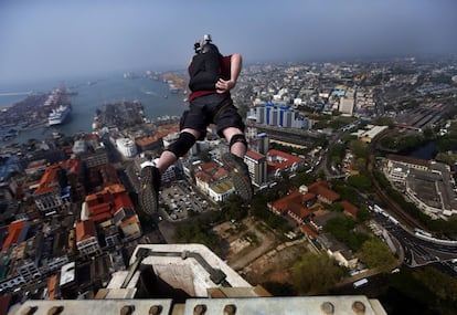 Gareth Parry, da associação canadense de salto, lança-se ao vazio desde quadragésimo andar de uma das torres Colombo no Sri Lanka.