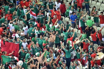 Aficionados mexicanos durante el Brasil-M&eacute;xico.