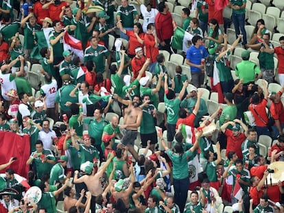 Aficionados mexicanos durante el Brasil-M&eacute;xico.