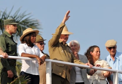 Raúl Castro preside el desfile militar previo al congreso del Partido Comunista.