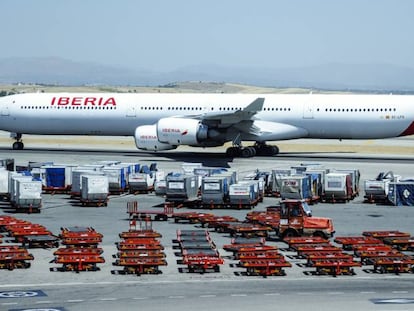 Un avión de Iberia en el aeropuerto de Madrid