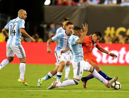 Mercado y Alexis luchan por el balón.