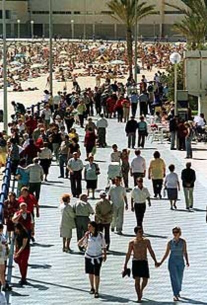 Miles de personas abarrotaron ayer la playa del Postiguet y el paseo marítimo de Alicante.