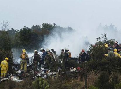 Los bomberos intentan apagar las llamas tras el accidente