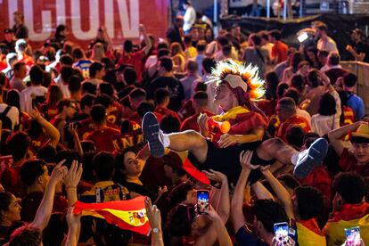 Aficionados celebran la llegada de la Selección a la plaza de Cibeles.