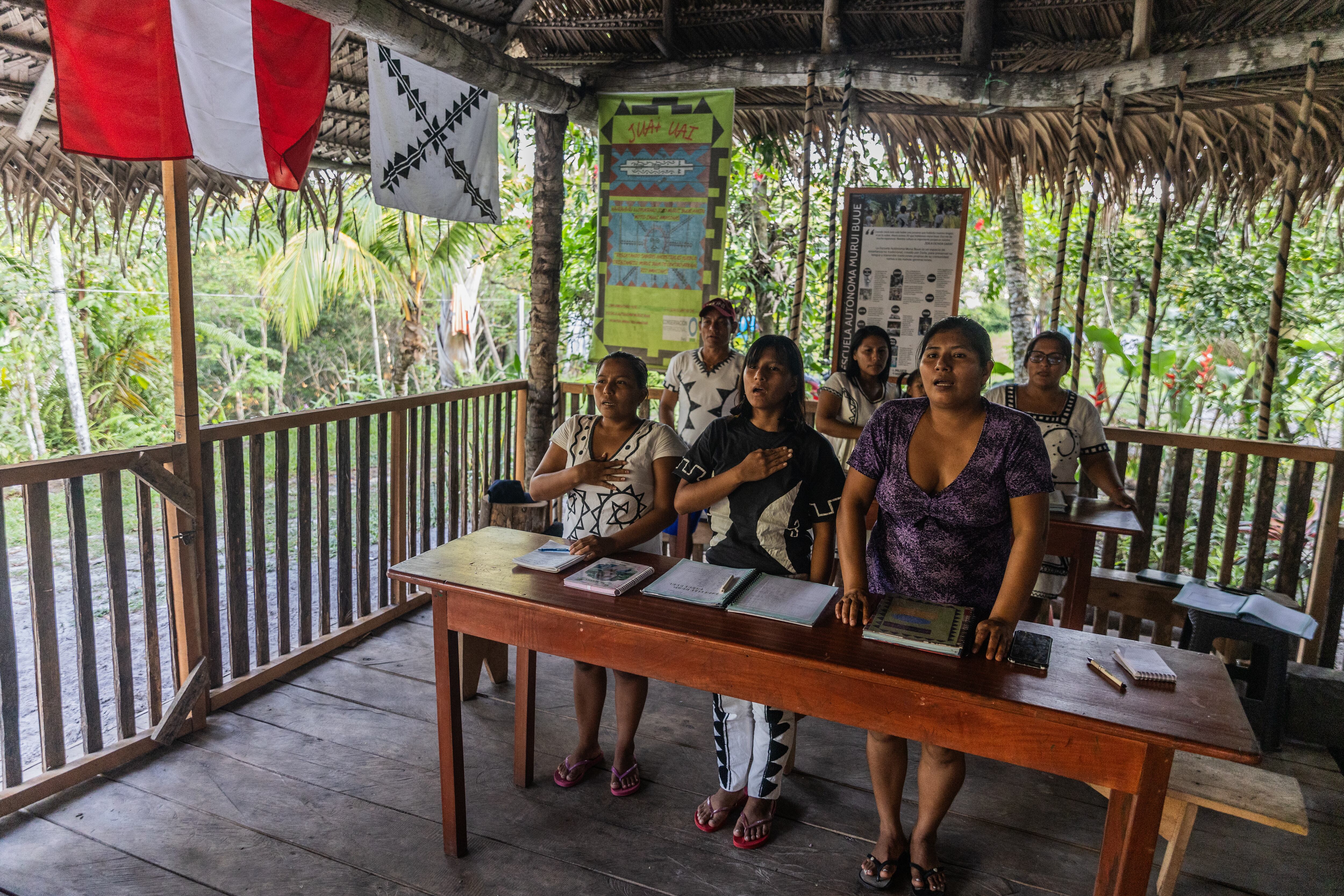 Alumnas cantan el himno nacional de Perú en el idioma Murui Buue en la Escuela Autónoma Murui Buue, fundada por Zoila Ochoa.
