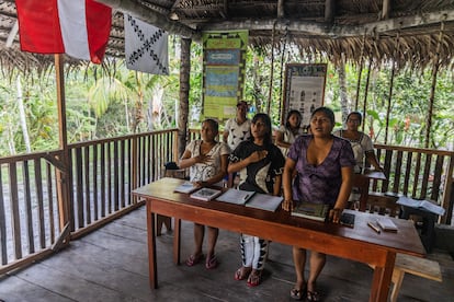 Alumnas cantan el himno nacional de Perú en el idioma Murui Buue en la Escuela Autónoma Murui Buue, fundada por Zoila Ochoa.
