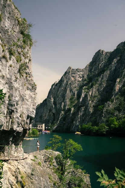 Mariel Galán en el cañón de Matka, un desfiladero ubicado a solo 15 kilómetros de Skopje.