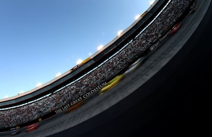 BRISTOL, TN - AUGUST 21: Cars race at the start of the NASCAR XFINITY Series Food City 300 at Bristol Motor Speedway on August 21, 2015 in Bristol, Tennessee. Sean Gardner/Getty Images/AFP == FOR NEWSPAPERS, INTERNET, TELCOS & TELEVISION USE ONLY ==