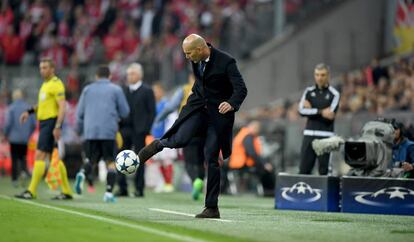 Zidane golpea el balón en un momento del partido ante el Bayern.