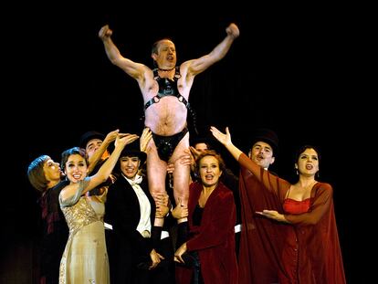 Escena de <i>Vida privada,</i> de Josep Maria de Sagarra, que se representa en el Lliure de Barcelona con versión de Xavier Albertí.