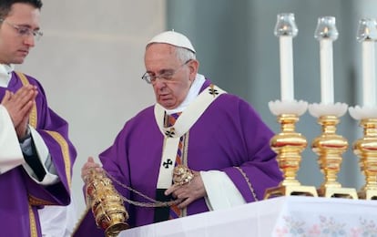 El papa Francisco en una misa en la Plaza del Plebiscito en Nápoles, este sábado.