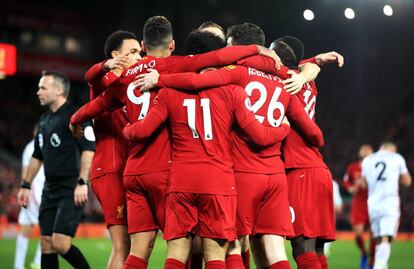 Los jugadores del Liverpool felicitan a Salah tras el 1-0.