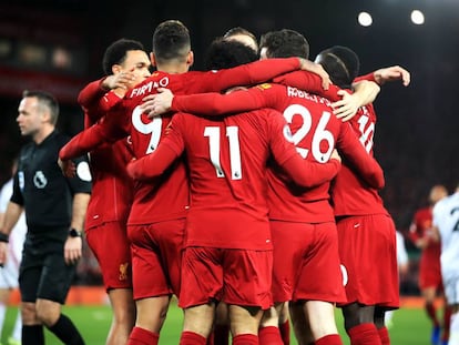 Los jugadores del Liverpool felicitan a Salah tras el 1-0.