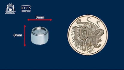 Comparación entre las dimensiones de la cápsula con material radioactivo y una moneda.  