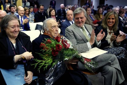 El escritor Rafael S&aacute;nchez Ferlosio (con un ramo de rosas), junto a su esposa, Demetria Chamorro, el ministro de Educaci&oacute;n y Cultura, &Iacute;&ntilde;igo M&eacute;ndez de Vigo, y N&uacute;ria Cabut&iacute;, directora general de Penguin Random House, durante homenaje al escritor con motivo de su 90&ordm; cumplea&ntilde;os.