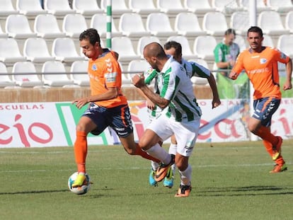 El alavesista Guzmán controla la pelota en el partido de Córdoba.