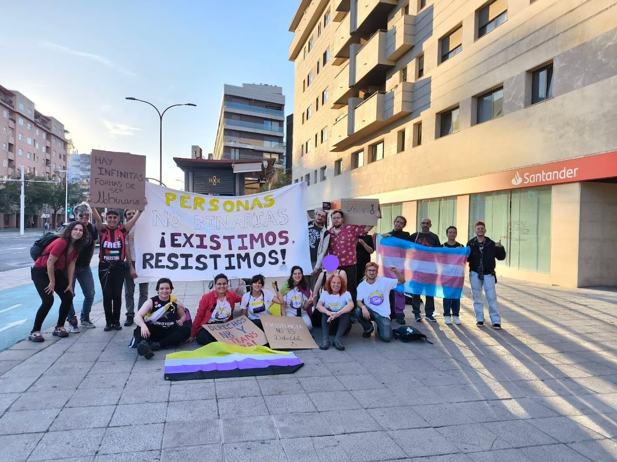 Las personas no binarias se manifiestan por primera vez a nivel nacional ante la falta de reconocimiento a su identidad 