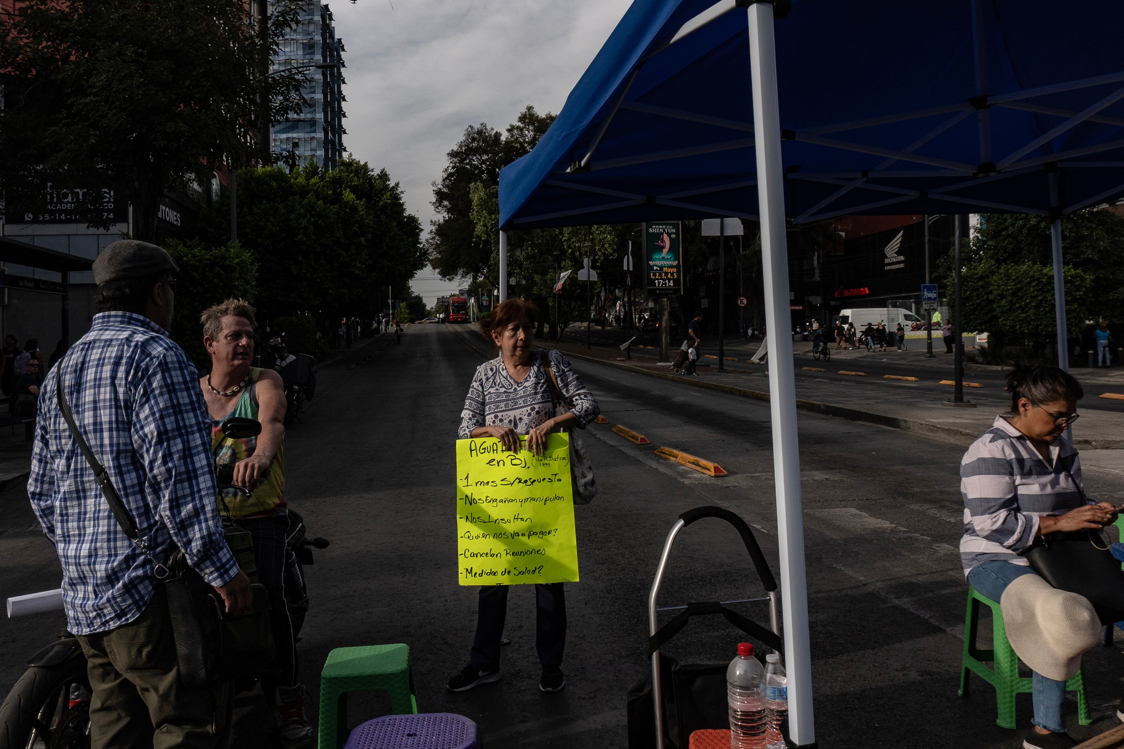 Vecinos durante un protesta por la contaminación en el agua de la alcaldía Benito Juárez.