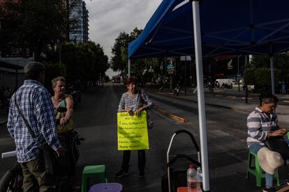 Vecinos durante un protesta por la contaminación en el agua de la alcaldía Benito Juárez.