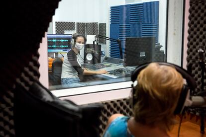 Dos trabajadoras de Talk Radio Europe, en los estudios de la emisora en Estepona.