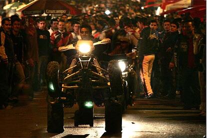 Un motociclista sobre una <i>quad</i> hace un <i>caballito</i> en Cheste pese a estar prohibido.