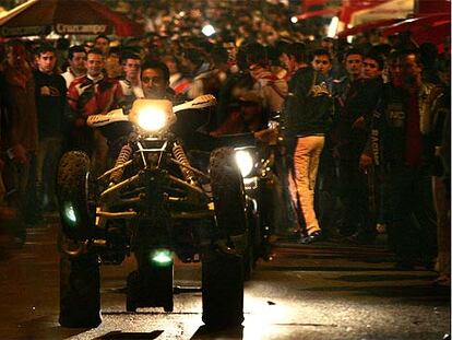 Un motociclista sobre una <i>quad</i> hace un <i>caballito</i> en Cheste pese a estar prohibido.