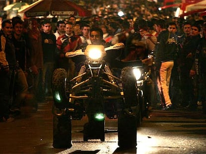 Un motociclista sobre una <i>quad</i> hace un <i>caballito</i> en Cheste pese a estar prohibido.