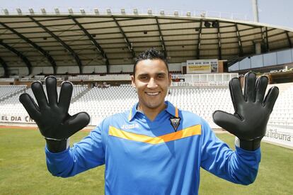 Keylor en el estadio Carlos Belmonte, el día en que fue presentado como jugador del Albacete, de Segunda División, en Julio de 2010.