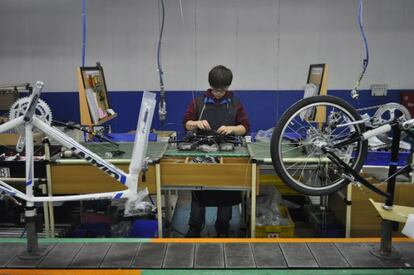 La fábrica de Giant en Dajia. Unos 2.000 trabajadores producen unas 5.000 bicicletas diarias en la sede principal de la marca taiwanesa. El 99% de lo que sale de sus siete líneas de montaje se exporta. Además de la producción para su propia marca, la factoría también realiza velocípedos para otras como Trek, Scott o la italiana Colnago. Giant también tiene factorías en la República Popular China y Holanda.