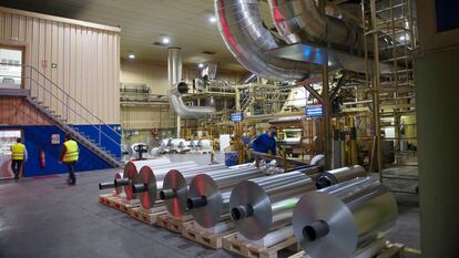Bobinas de aluminio en la fábrica de Alucoat en Linares (Jaén).