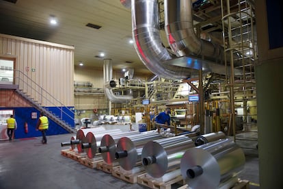 Bobinas de aluminio en la fábrica de Alucoat en Linares (Jaén).